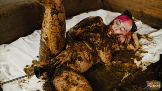 Catwoman Lyndra Erste Mal im Gülleschacht – Bild 15