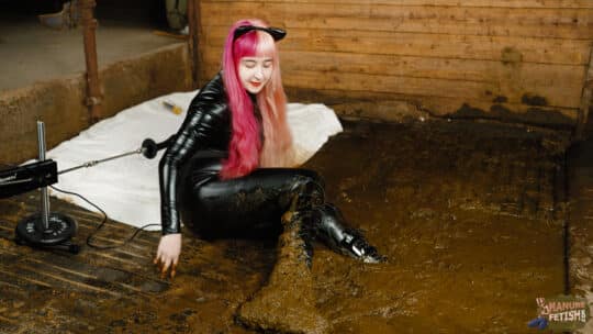 Catwoman Lyndra Erste Mal im Gülleschacht – Bild 3