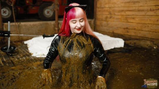 Catwoman Lyndra Erste Mal im Gülleschacht – Bild 5