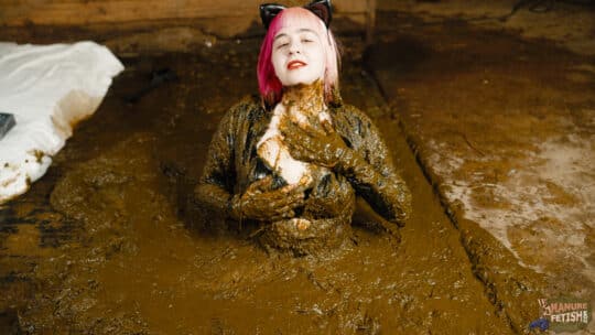 Catwoman Lyndra Erste Mal im Gülleschacht – Bild 7